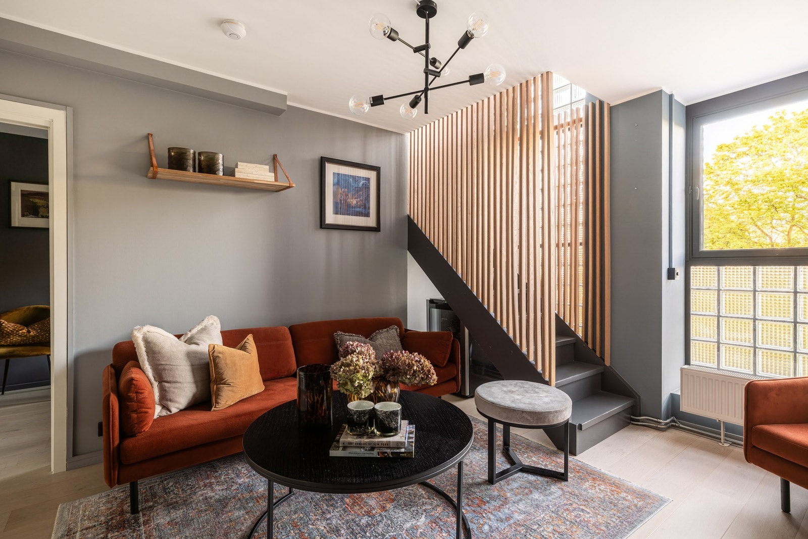 Stuen byr på en velegnet plass til sofagruppe. Galleribilde