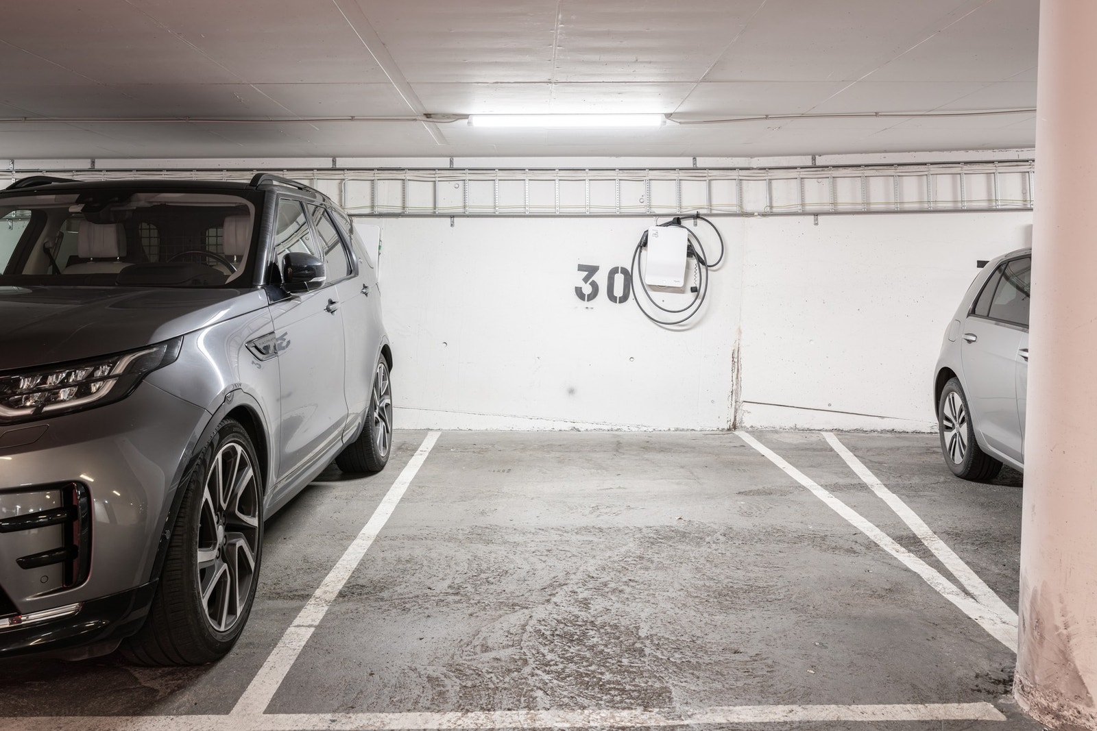 Opsjon på kjøp av garasjeplass med lader for elbil. Galleribilde