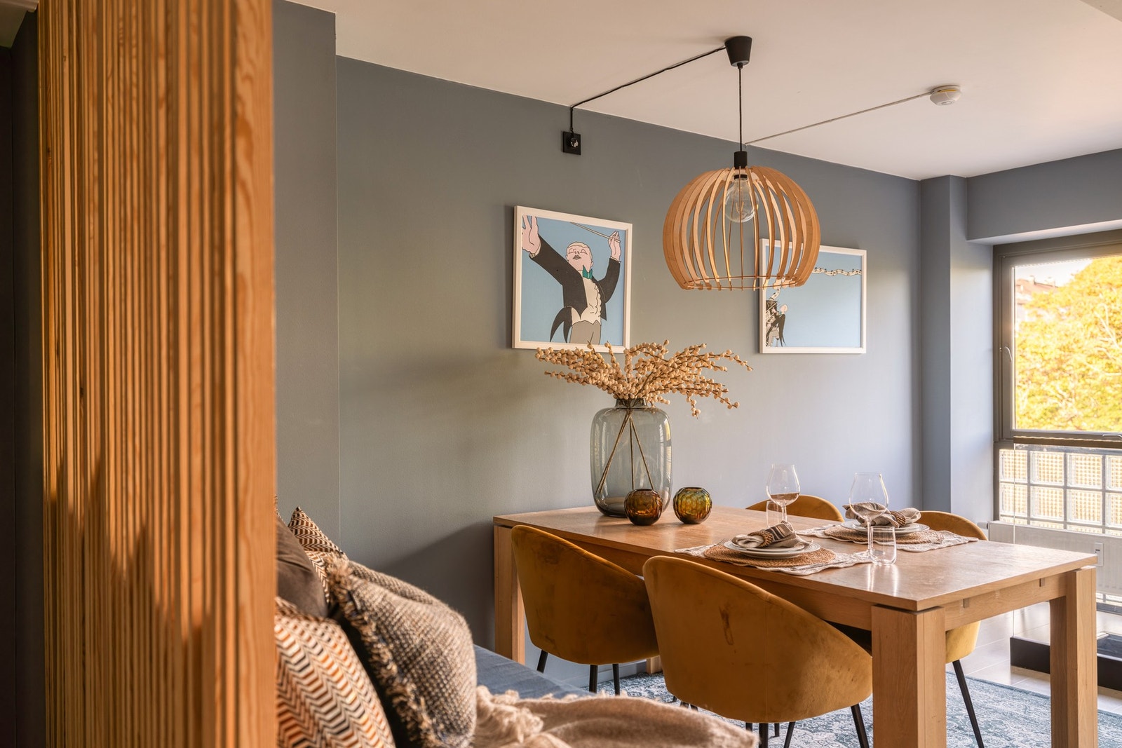 God plass til stort spisebord i tilknytning til kjøkkenet. Galleribilde