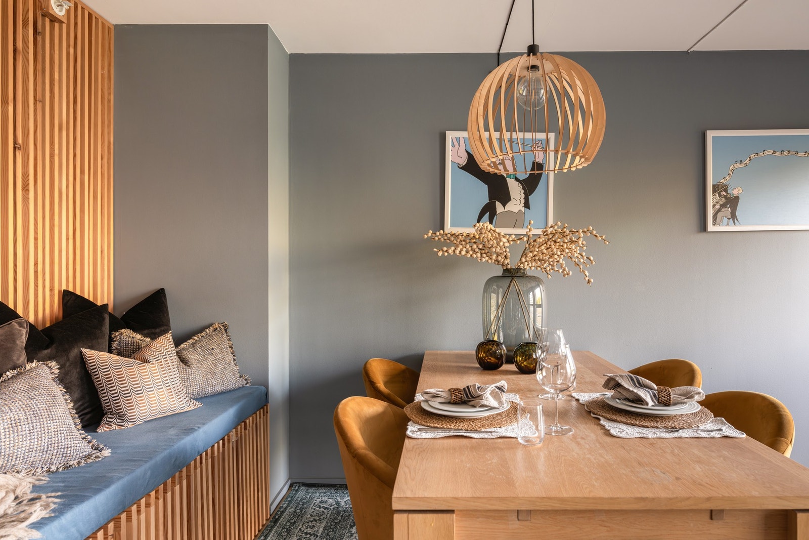 Entréen er skjult bak spilevegg med plassbygd benk. Galleribilde