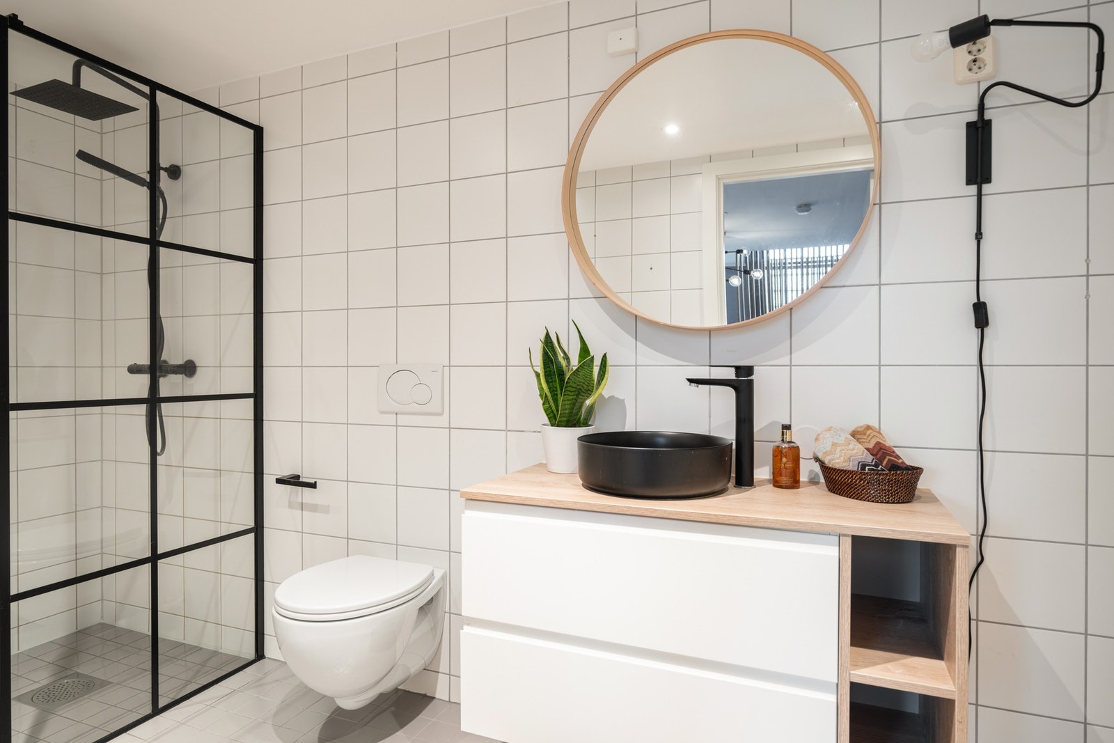 Lyst og moderne baderom med tidløs innredning. Galleribilde