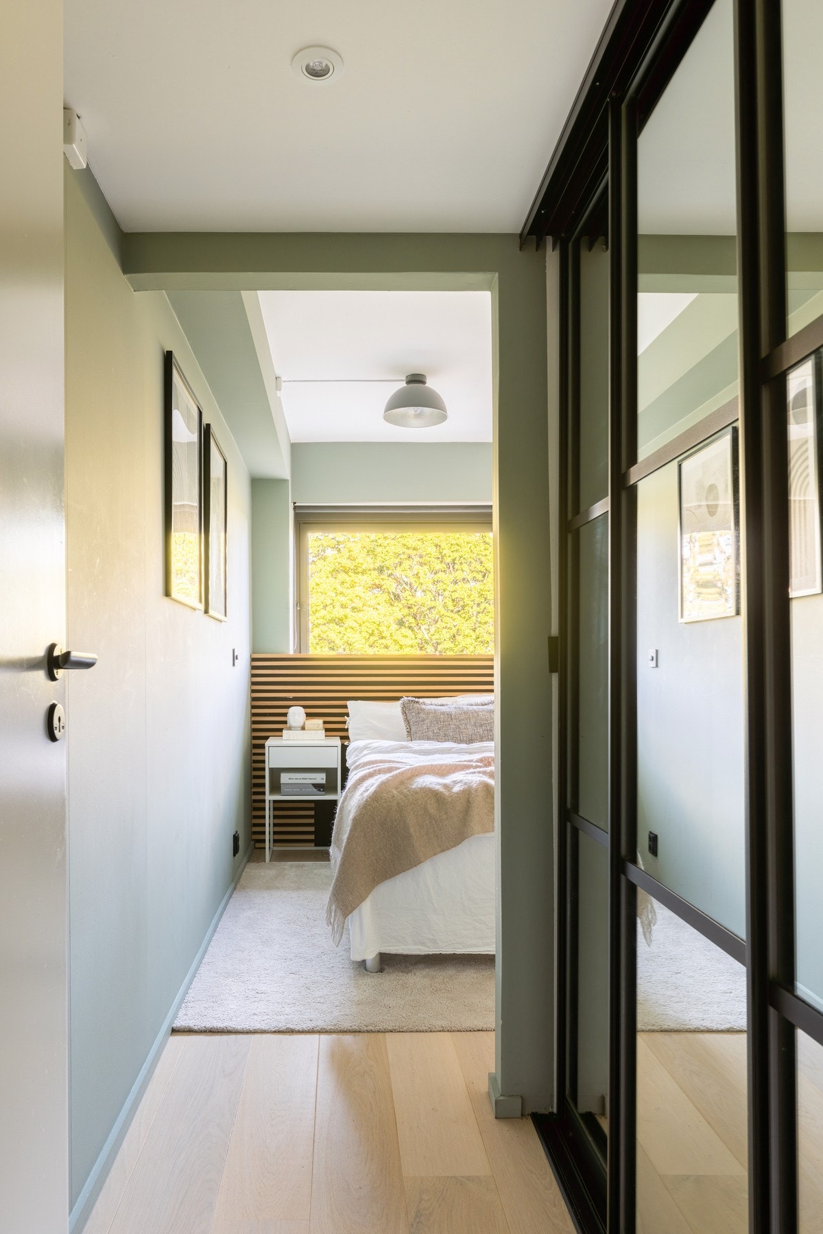 I etasjen finner vi et pent soverom med skyvedørsgarderobe. Galleribilde