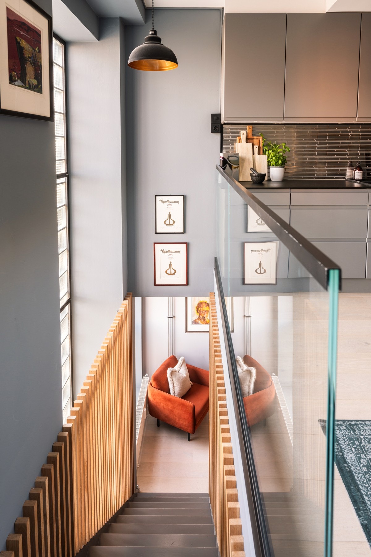 Et lyst og moderne trapperom med generøs takhøyde. Galleribilde