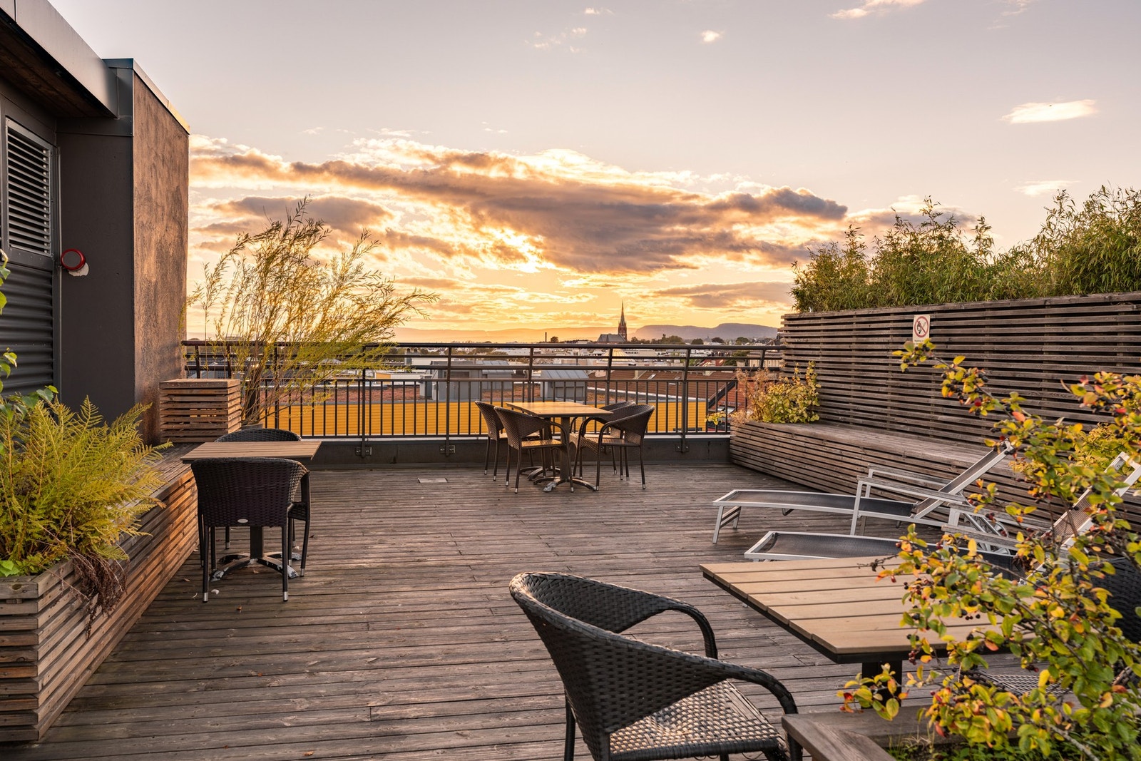 På taket er en flott takterrasse med mange sittegrupper. Galleribilde