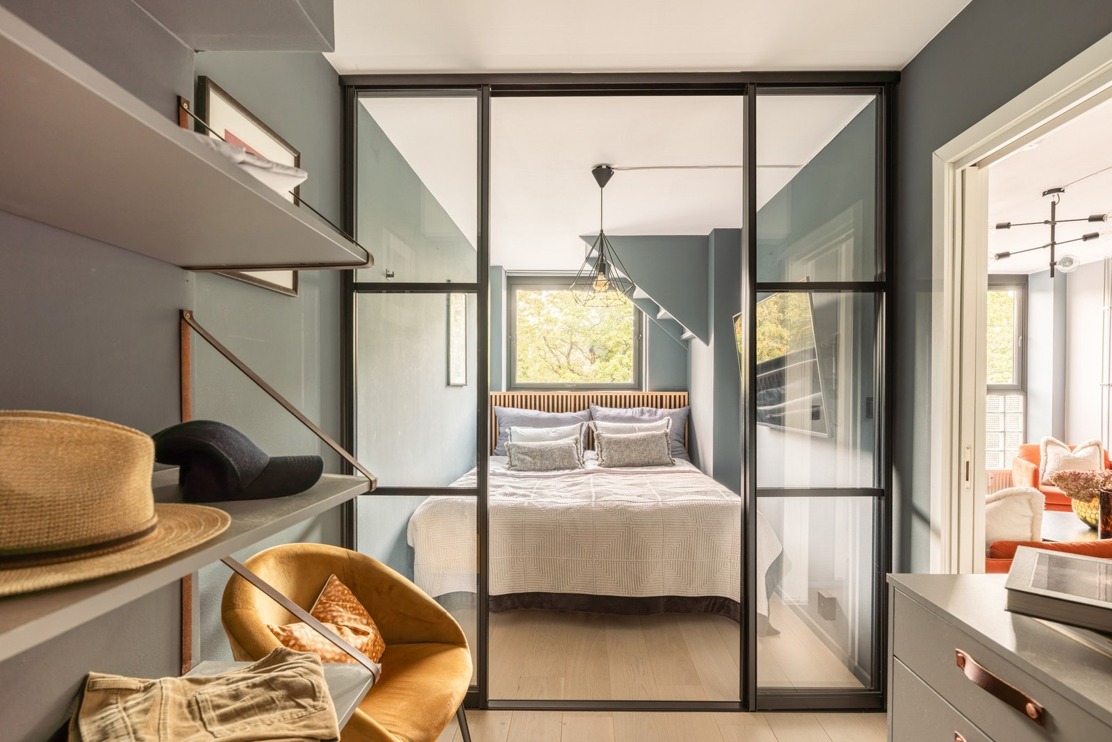 Videre byr etasjen på et stort soverom bak stilige glassdører. Galleribilde