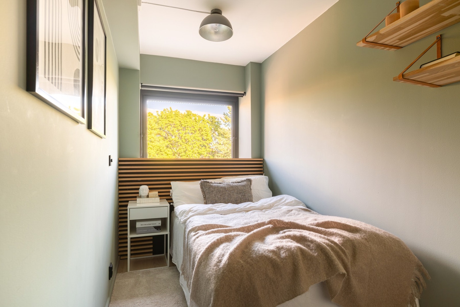 Godt med naturlig lys og plass til dobbeltseng. Galleribilde