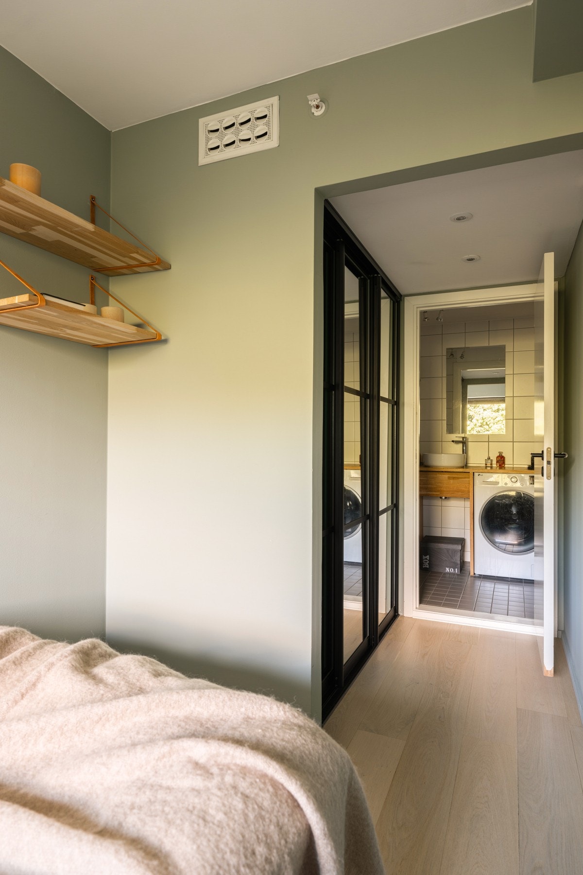 Det er adkomst via baderommet. Galleribilde