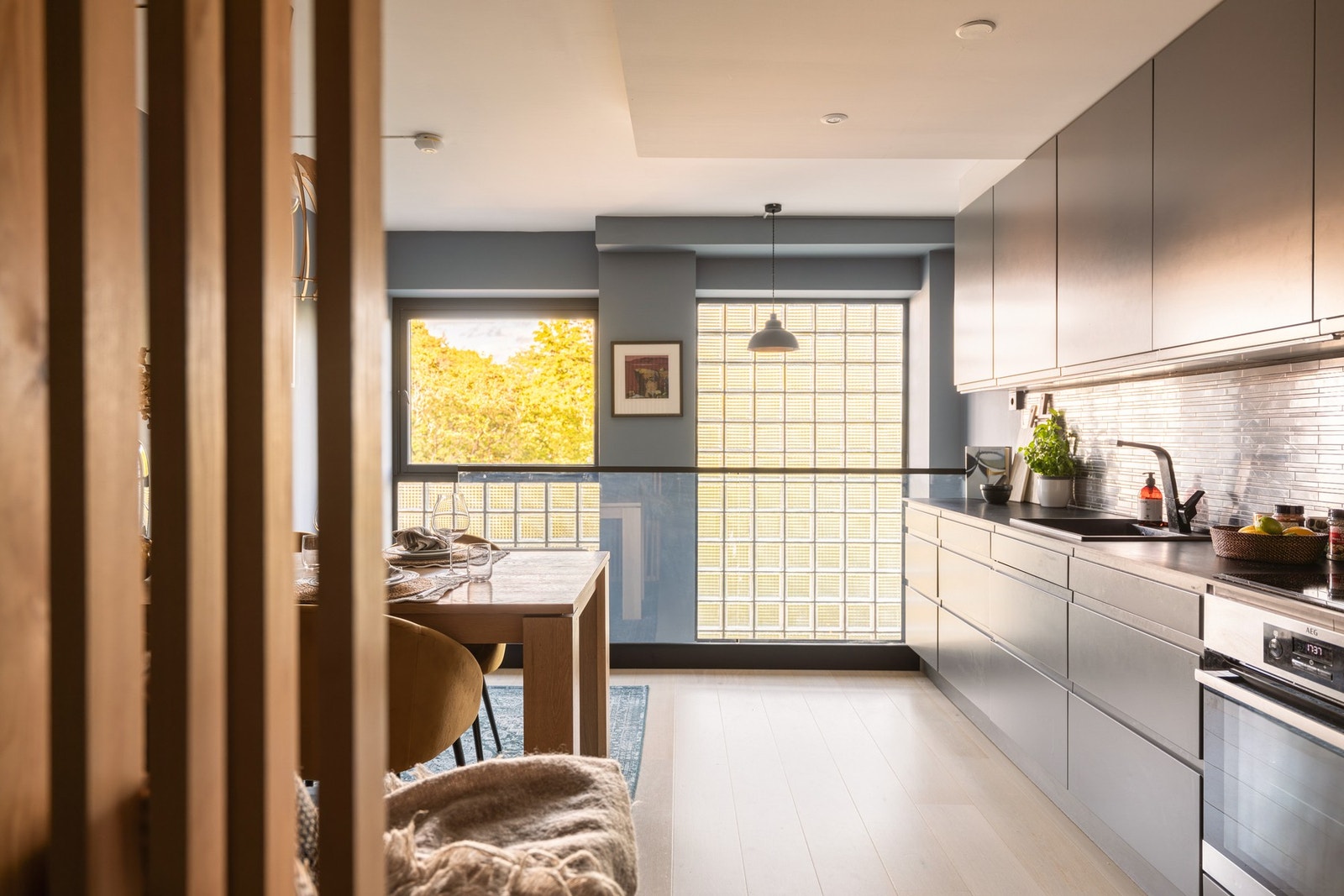 Et romslig og moderne kjøkken med god romfølelse. Galleribilde