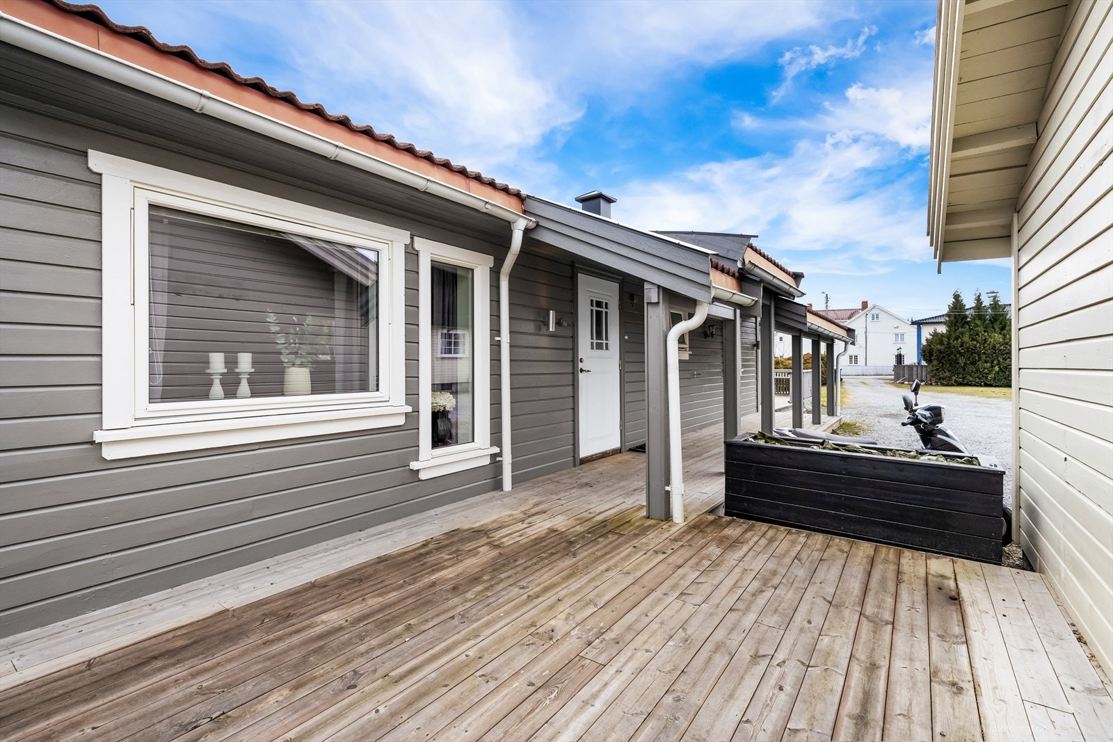 Sjarmerende enebolig med romslig terrasse, vedlikeholdsvennlig fasade og attraktivt nabolag. Galleribilde