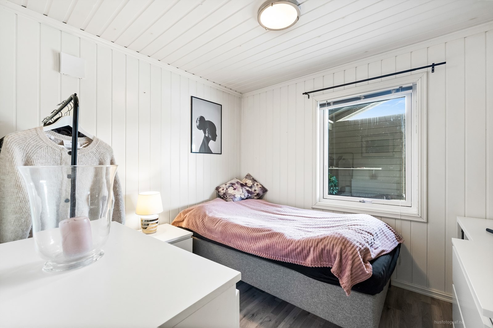 Lys og innbydende soverom med moderne innredning og naturlig lysinnslipp. Galleribilde