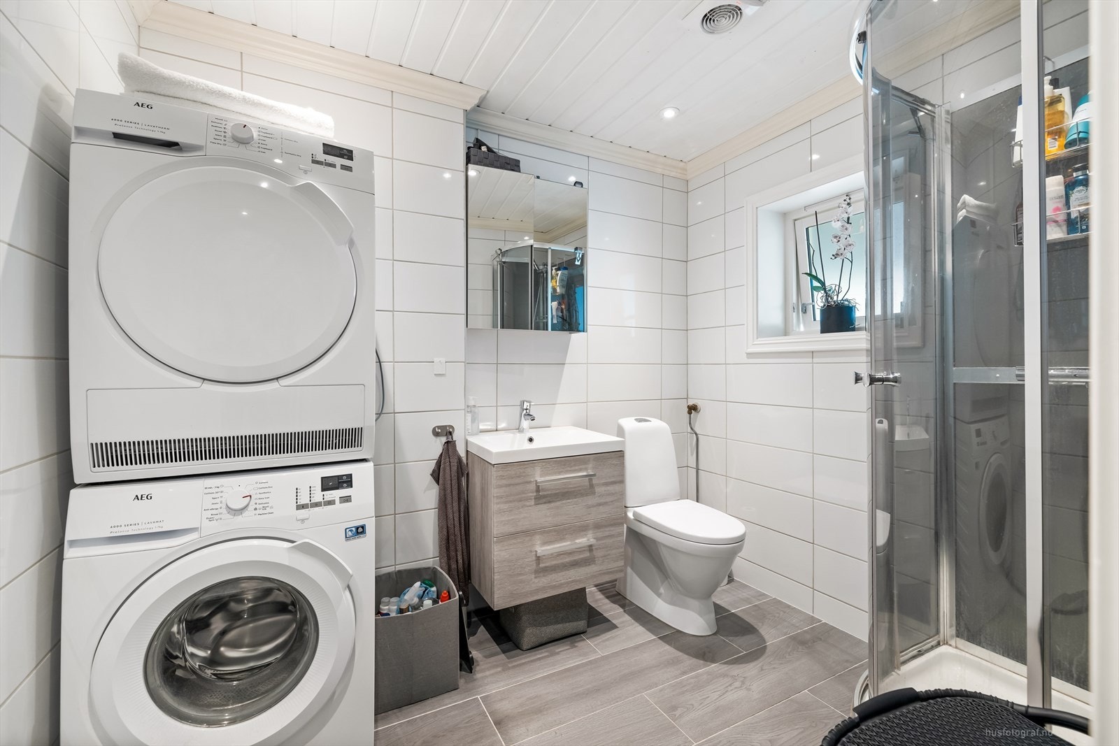 Moderne og funksjonell bad med plass til hvitevarer og dusjhjørne. Optimal utnyttelse av plassen. Galleribilde