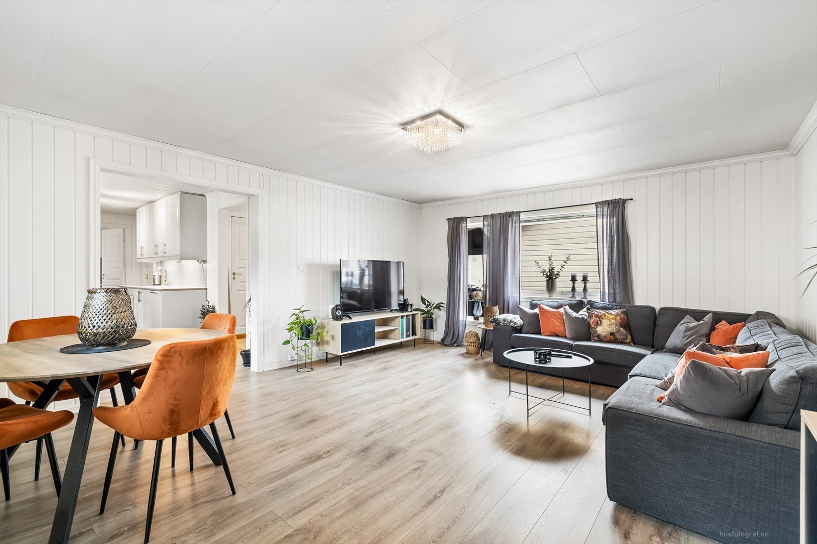 Lys og moderne stue med åpen løsning mot spiseplass og kjøkken. Galleribilde