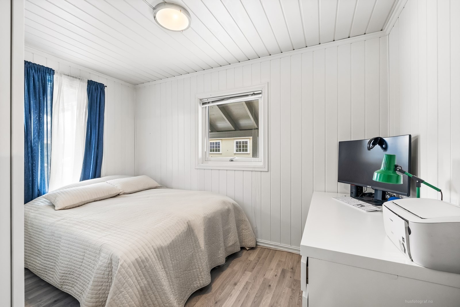 Lys og velholdt soverom med plass til dobbeltseng og arbeidsområde. Galleribilde