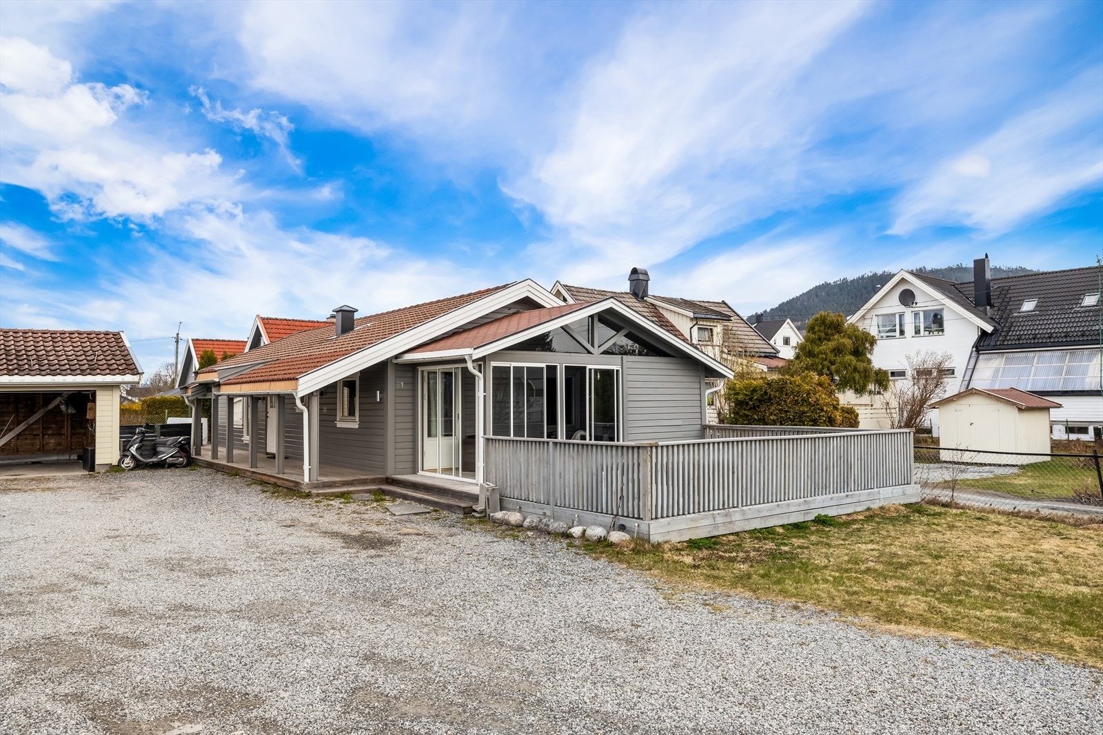 Sjarmerende enebolig med solrik terrasse, pent opparbeidet tomt i familievennlig nabolag. Galleribilde