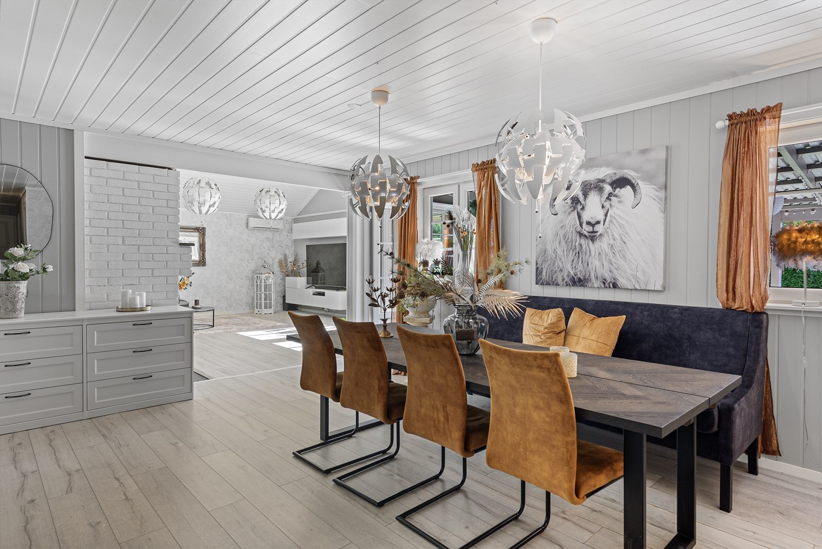 Stuen er lys, luftig og har fleksible møbleringsmuligheter. Galleribilde