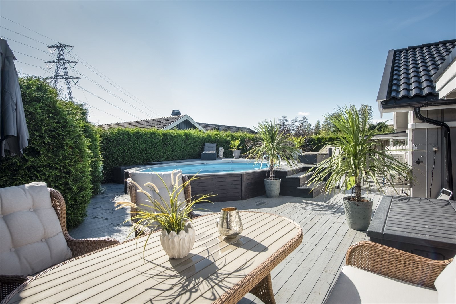 Nydelig opparbeidet hage og en fantastisk terrasse med svømmebasseng. Galleribilde