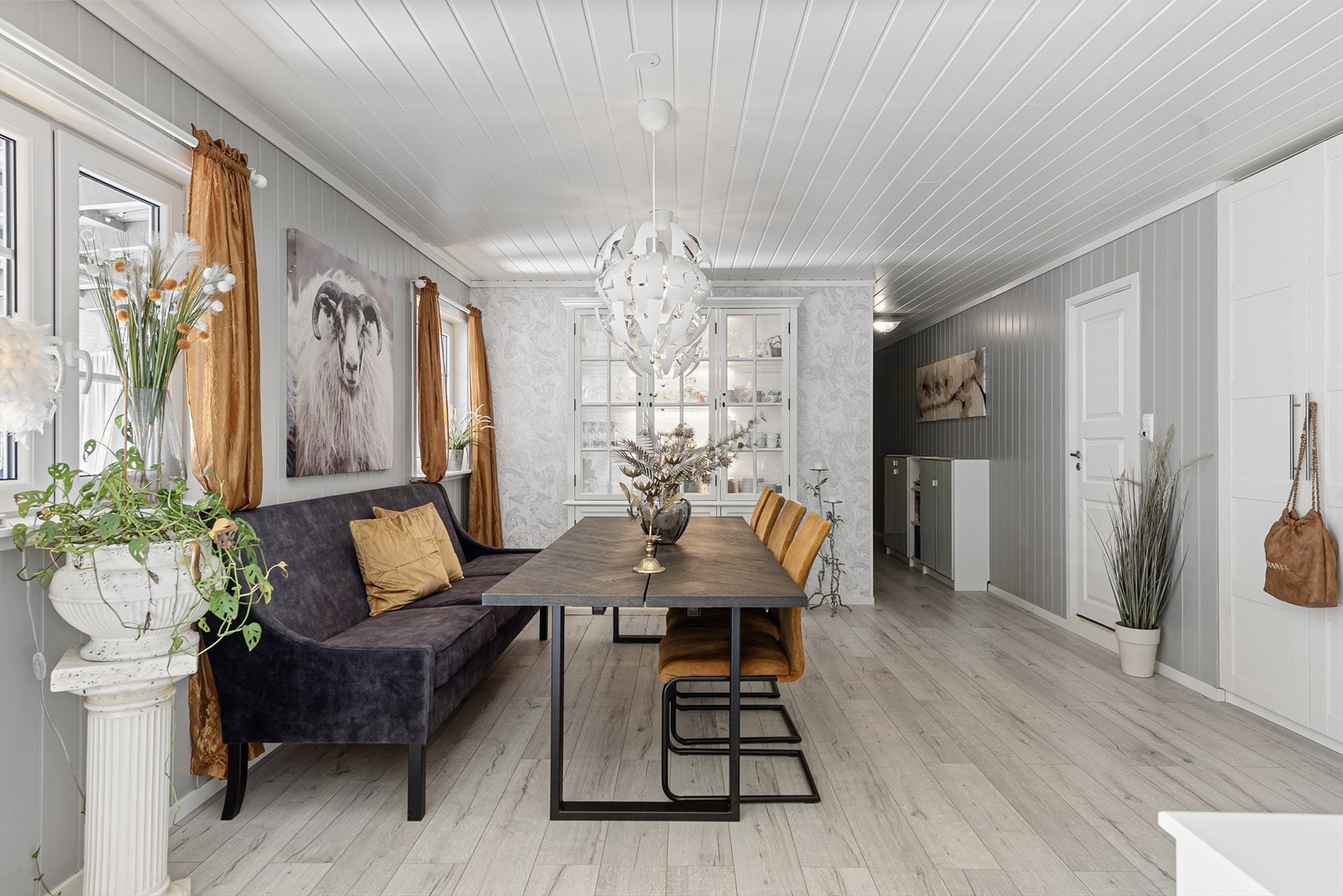 Hjemmet fremstår moderne og stilsikkert med utstrakt bruk av et lyst, moderne og helhetlig interiørvalg. Galleribilde