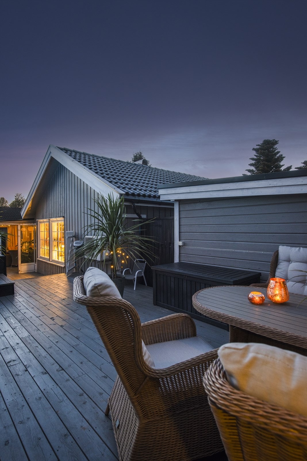 Her kan lange sommerkvelder nytes mens barna koser seg i bassenget. Galleribilde