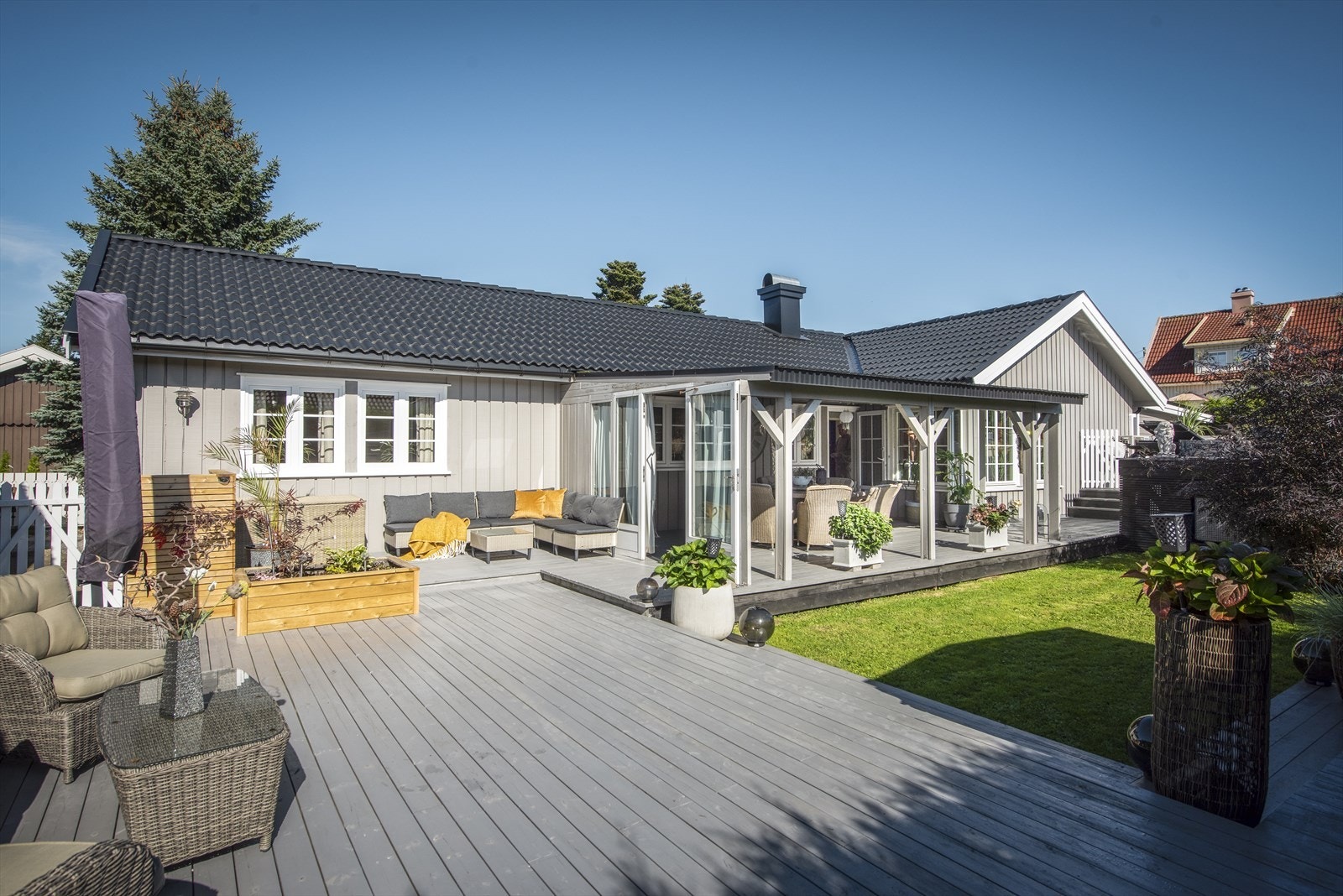 Med solen som skinner ned på uteplassen, vil du kunne nyte varme solstråler og en atmosfære av velvære. Galleribilde