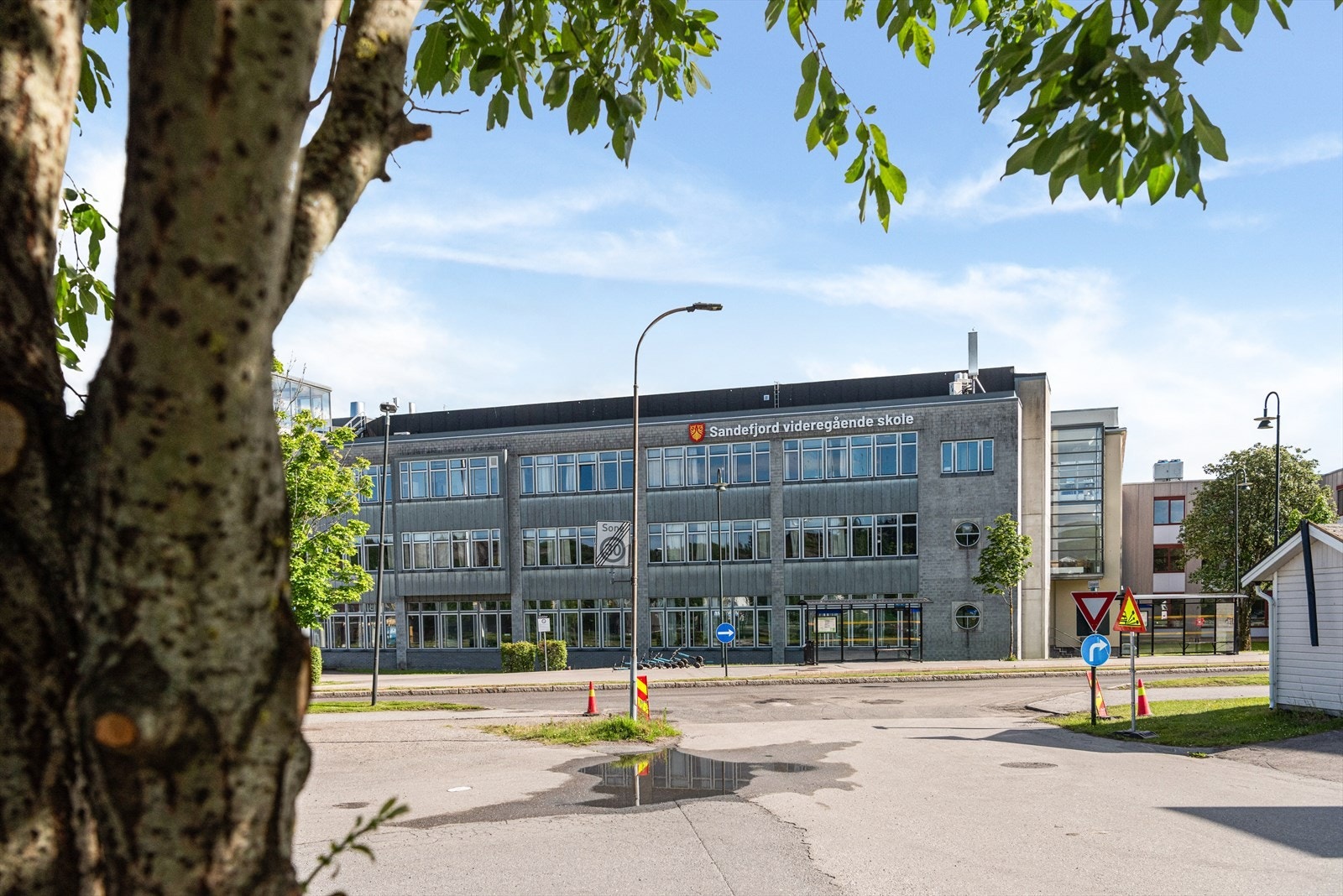 Eiendommen ligger i et barnevennlig og solrikt område på Nygård. Et ypperlig område for barnefamilier med kun få minutters gange til både barne- ungdomsskole og videregående skole. Galleribilde
