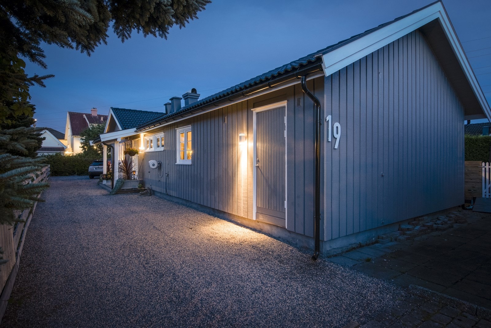 Det er godt med parkerings muligheter på eiendommen. Galleribilde