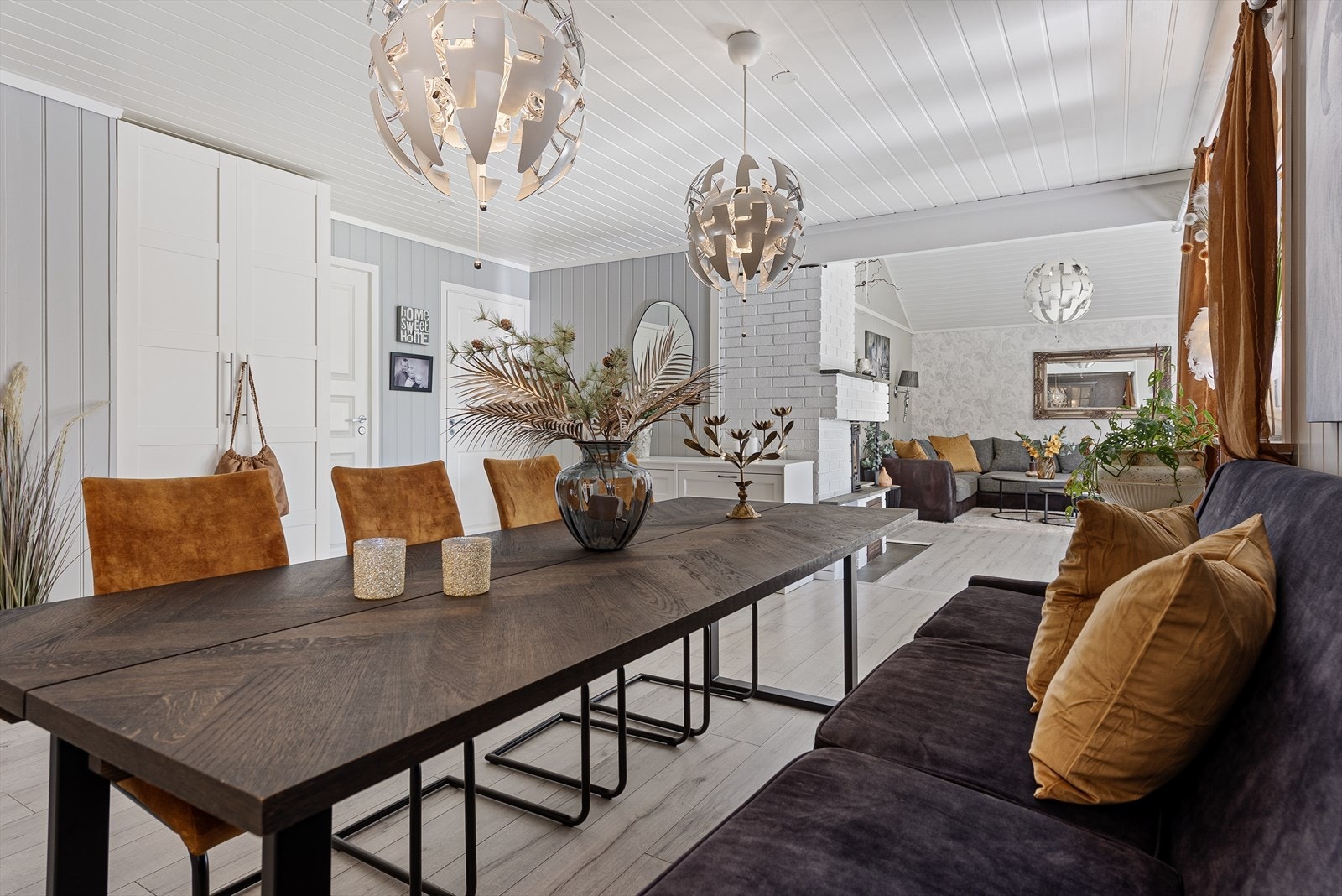 Med god plass til både salongmøbler og et spisebord, vil du kunne samle familie og venner for hyggelige måltider eller koselige kvelder foran peisen. Galleribilde