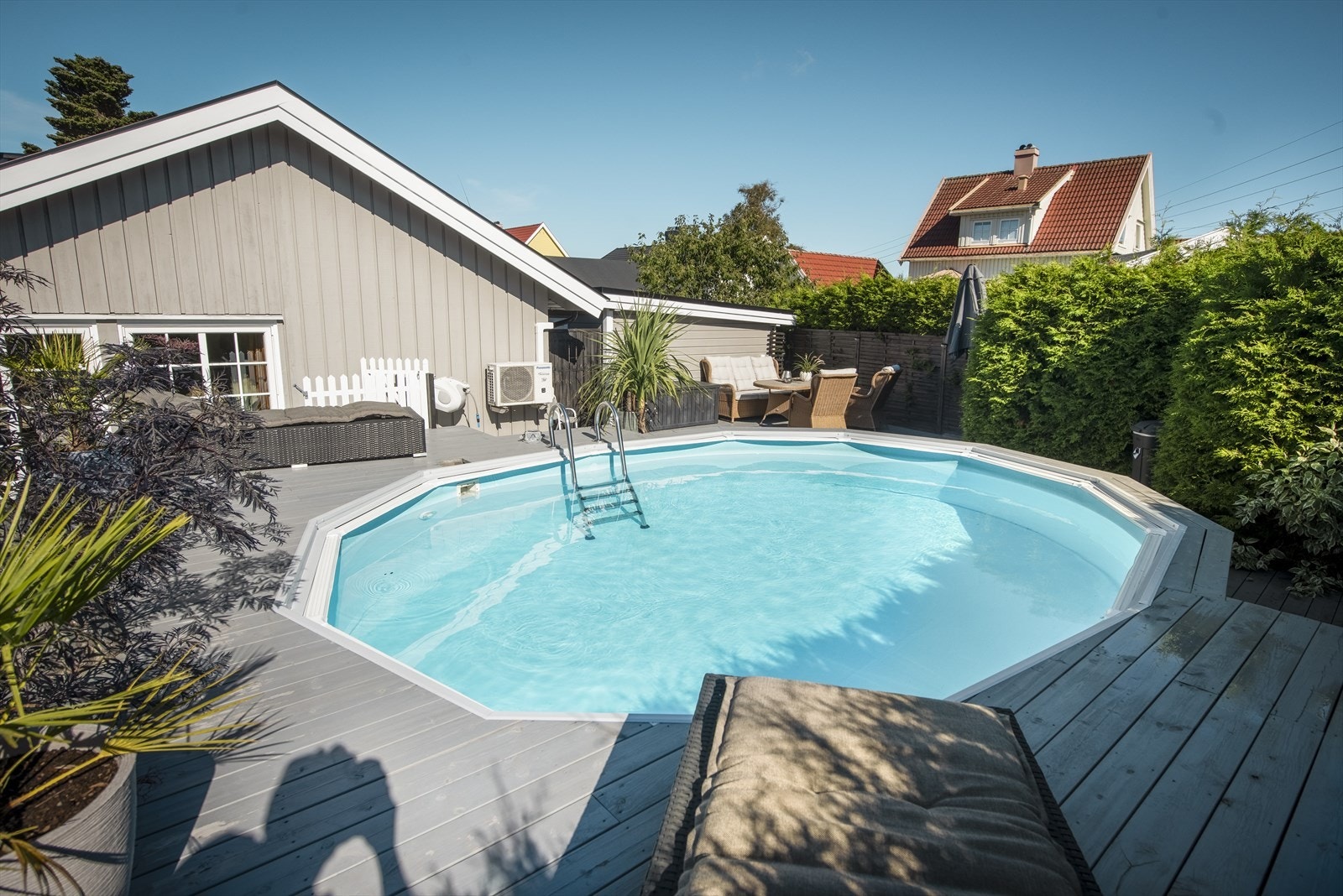 Nyere terrasse i treverk ca 60 m2 med nedfelt svømmebasseng ca 20 m2. Galleribilde