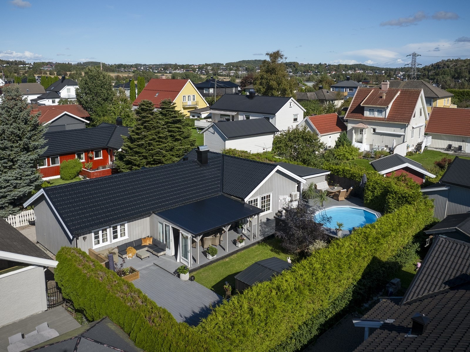 Svartåsstien 19 er en lekker enebolig over et plan, fint plassert på en en solrik tomt omgitt av en nydelig hage. Galleribilde