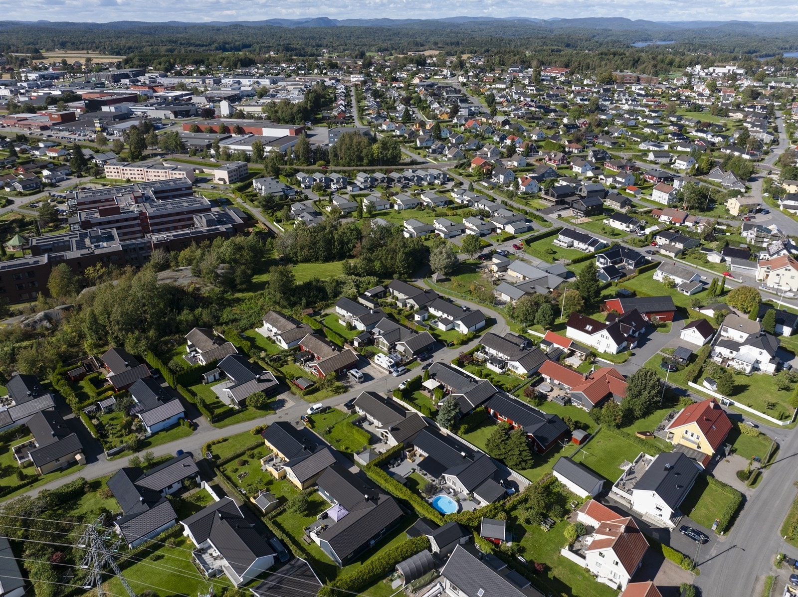 Svartåsstien 19 er en innholdsrik og stilfull enebolig på solfylt og ikke minst skjermet tomt på Nygård. Galleribilde