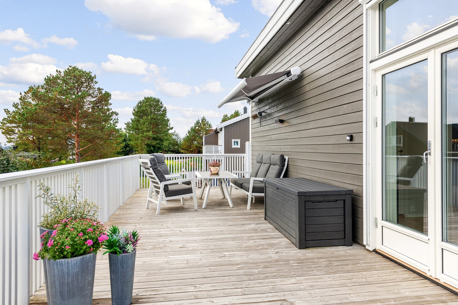 Stor og romslig balkong i 2. etasje med markise Galleribilde