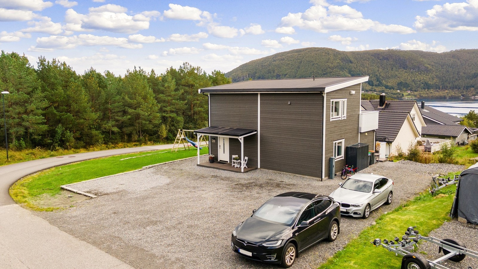 Dronebilde av stor gruslagt parkeringsareal og adkomst mot nord Galleribilde