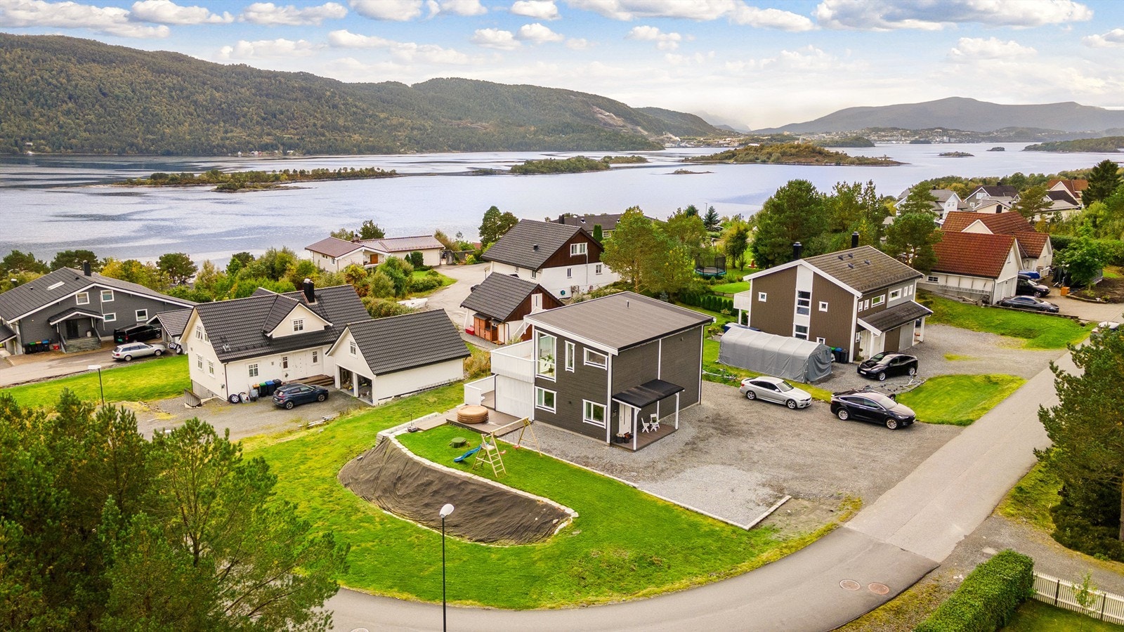 Dronebilde av eiendommen og nærormådet i Leirvika Galleribilde