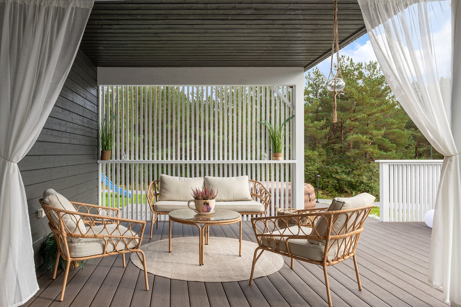 Overbygd del av stor markterrasse mot syd Galleribilde