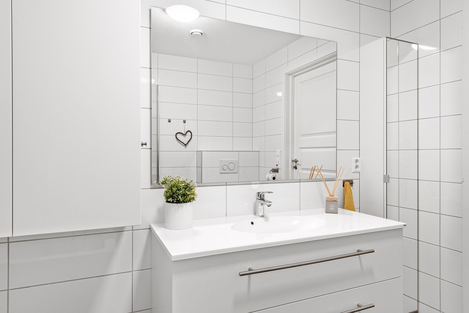 Servantinnredning med overlys på bad i 1 etasje Galleribilde