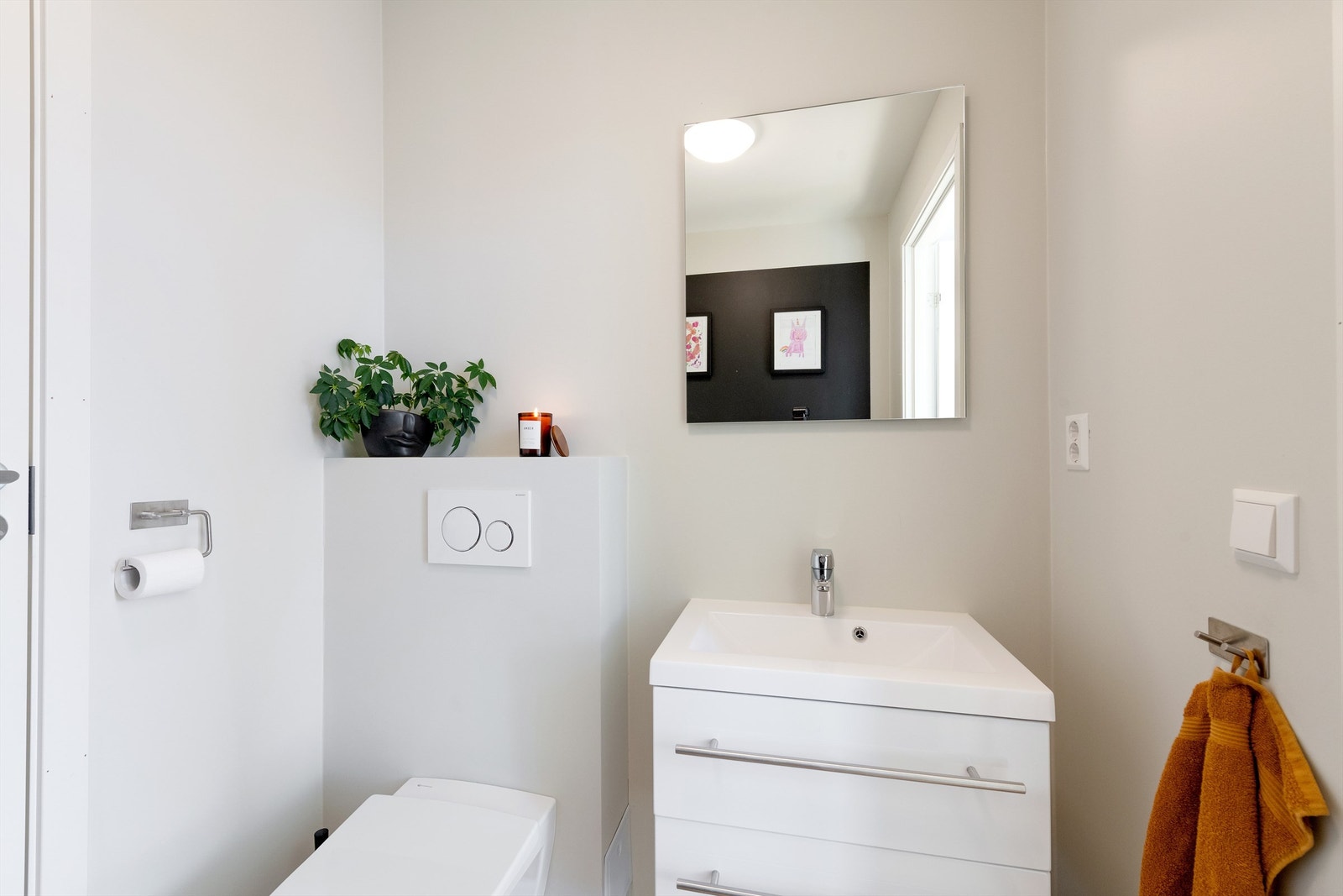 Vegghengt toalett Galleribilde