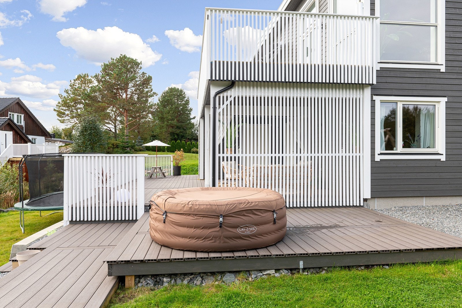 Stor markterrasse med adkomst til hage Galleribilde