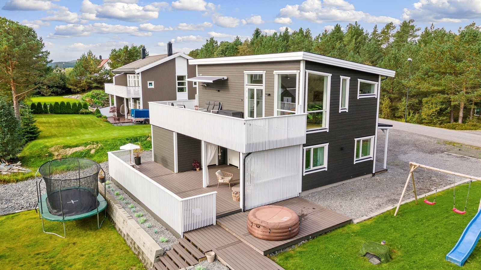 Krogsveen Sunnmøre v/Daglig leder/Eiendomsmegler Preben Willmann har gleden av å presentere Leirvikvegen 20,, en nyere enebolig oppført i 2020 med stor markterrasse og balkong. Flott utsikt og kort vei til sjøen Galleribilde