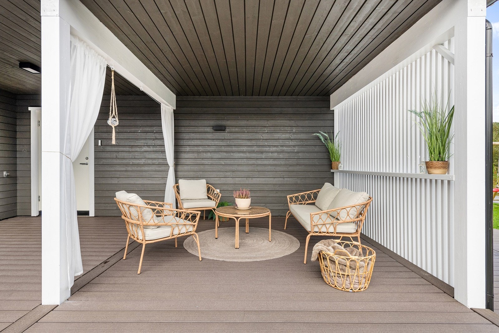 Koselig overbygd utestue på deler av stor markterrasse Galleribilde