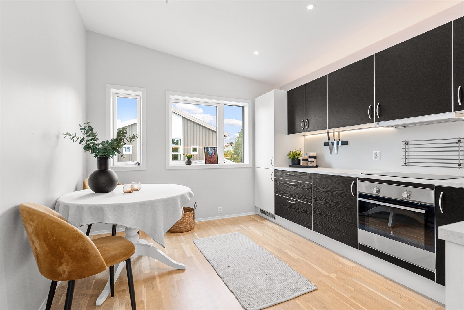 Det er plass til spisebord på kjøkkenet Galleribilde