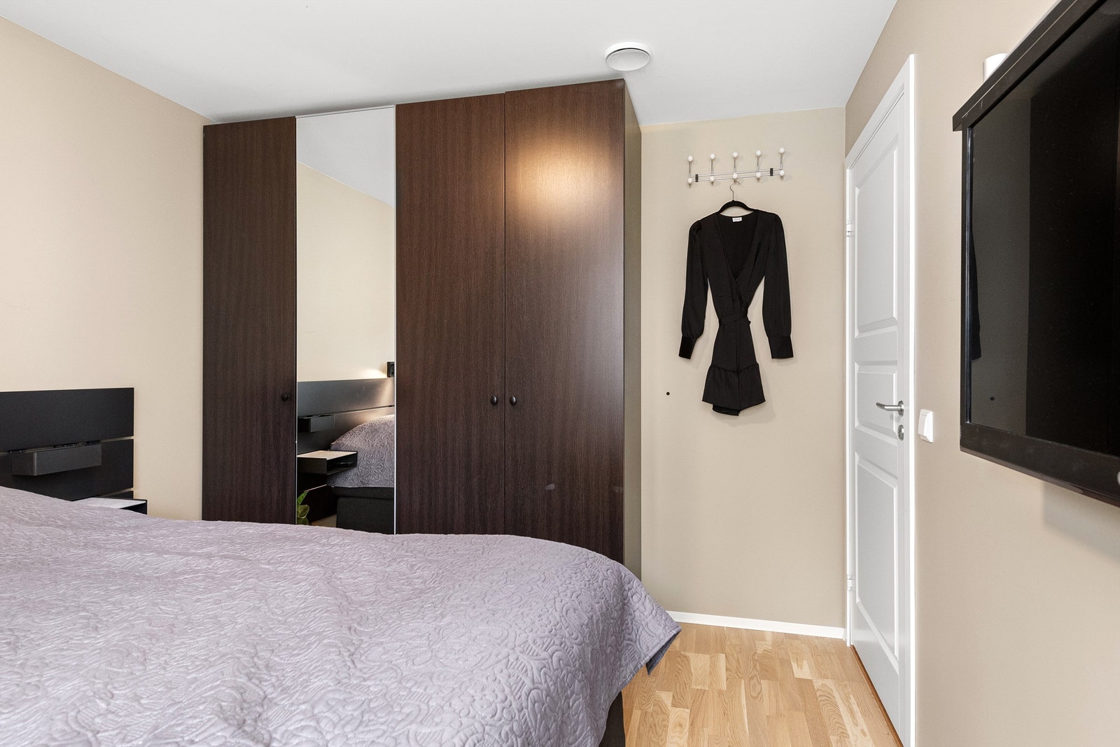 Hovedsoverom m/garderobeskap med dels speilfront Galleribilde