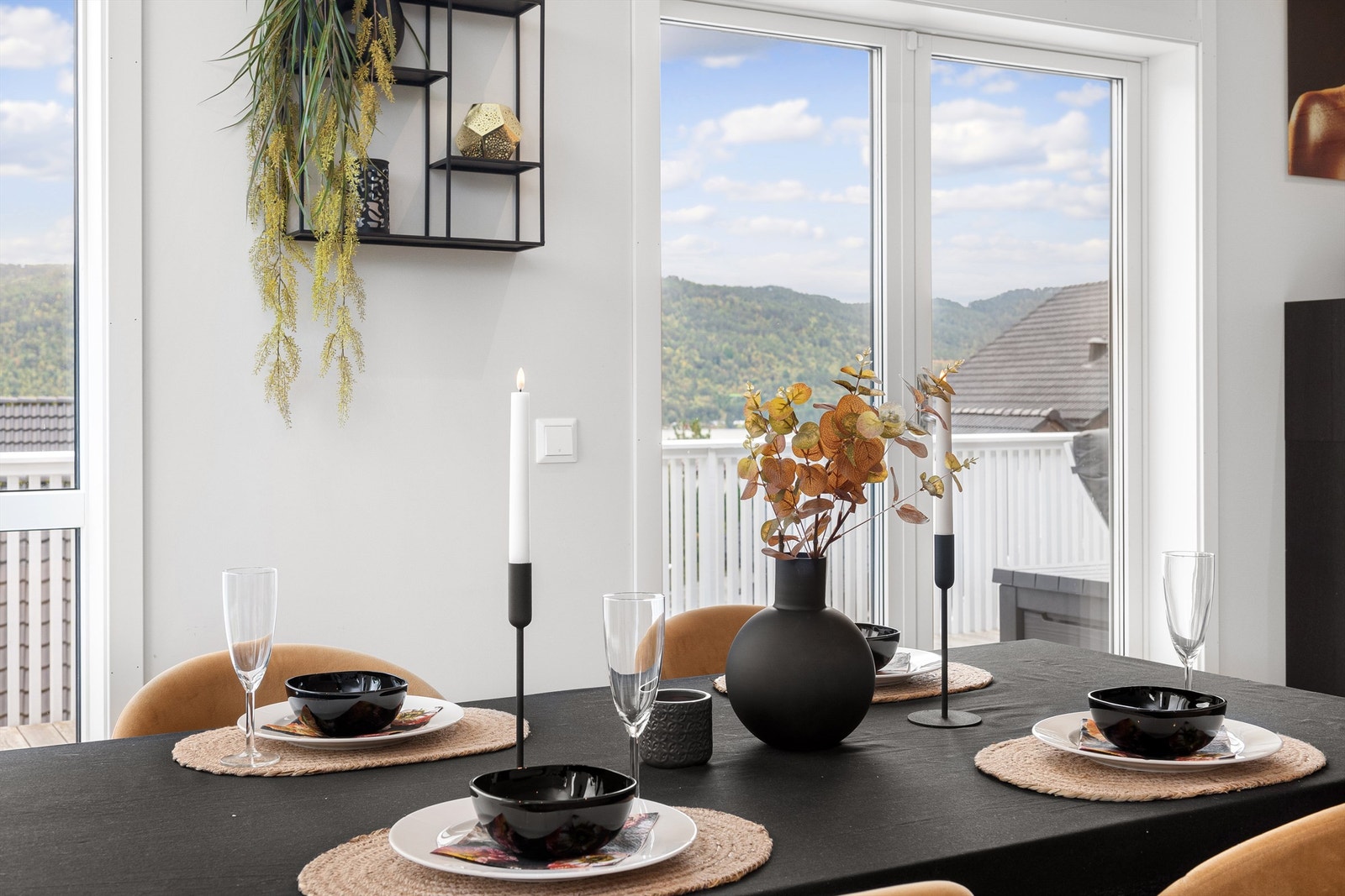 Spisestuen er plassert ved vindu med flott utsikt mot Ellingsøyfjorden Galleribilde