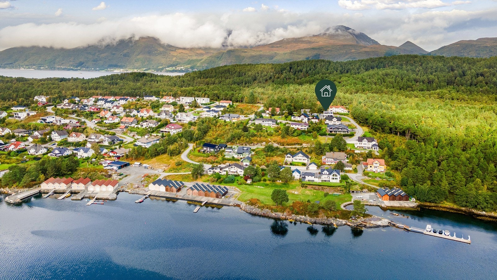 Dronebilde av nærområdet tatt fra syd Galleribilde