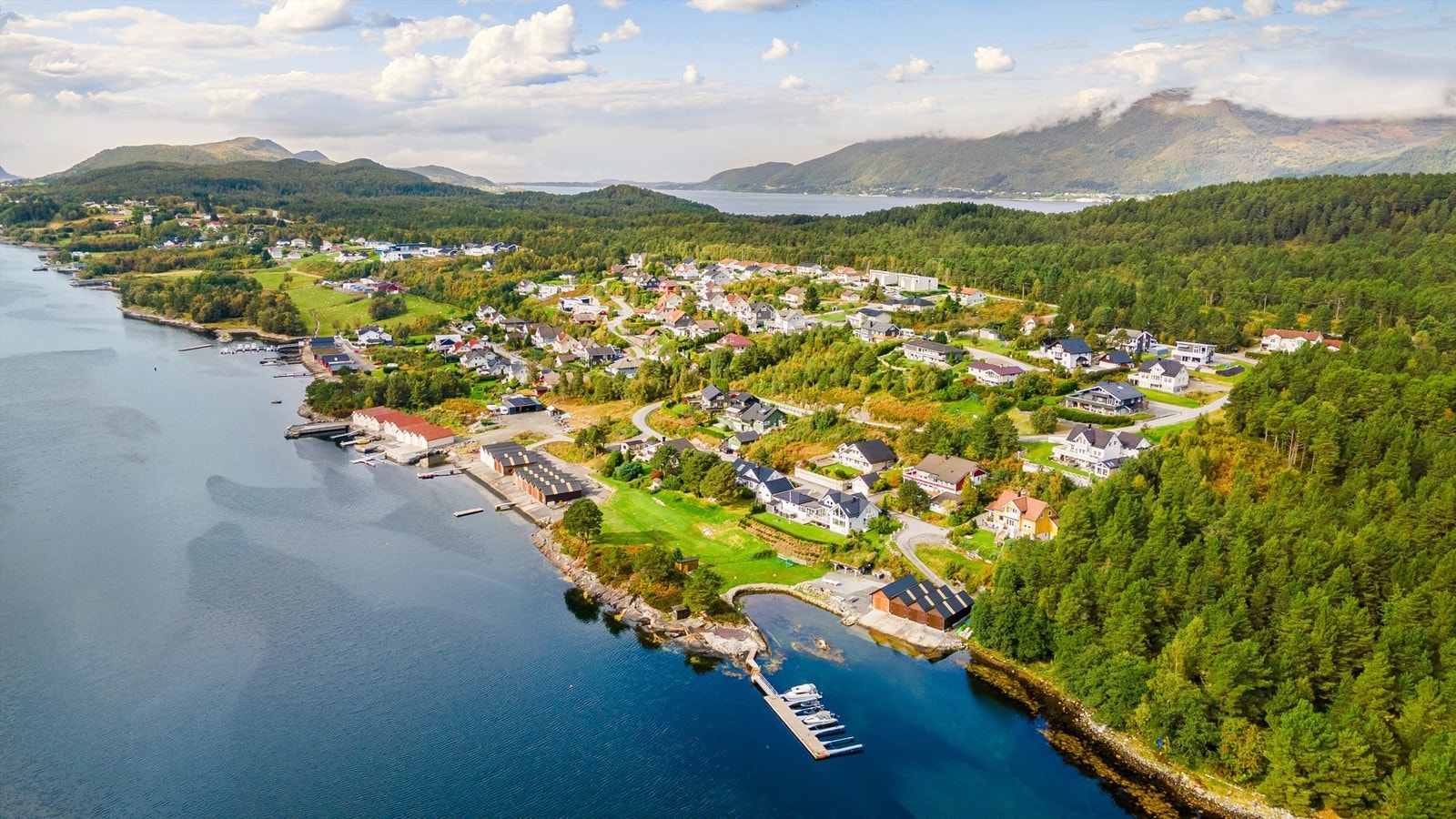 Det er kort vei til sjøen med friområde og bademuligheter Galleribilde