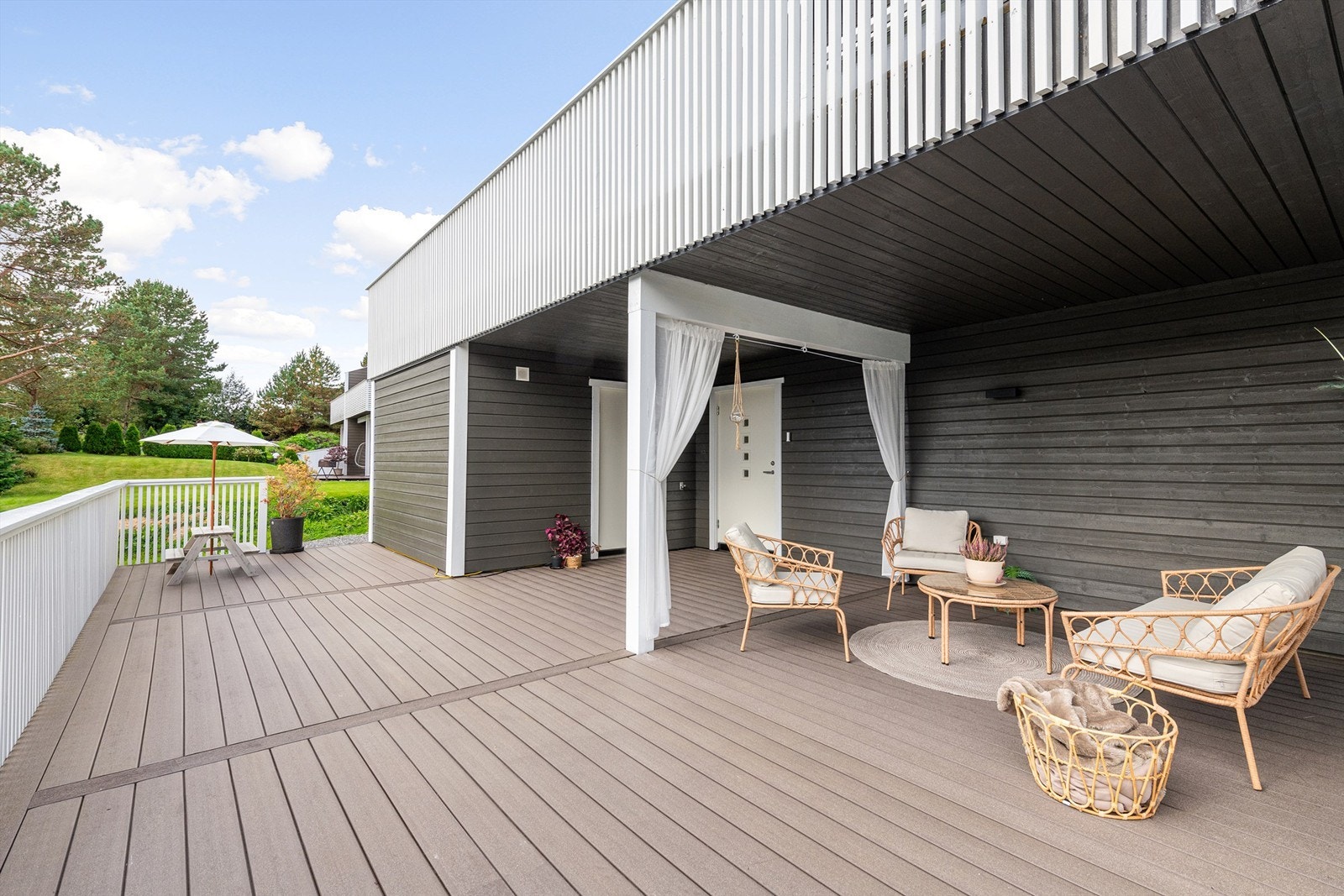 Stor markterrasse på 61 kvm som dels er overbygd i 1. etasje Galleribilde