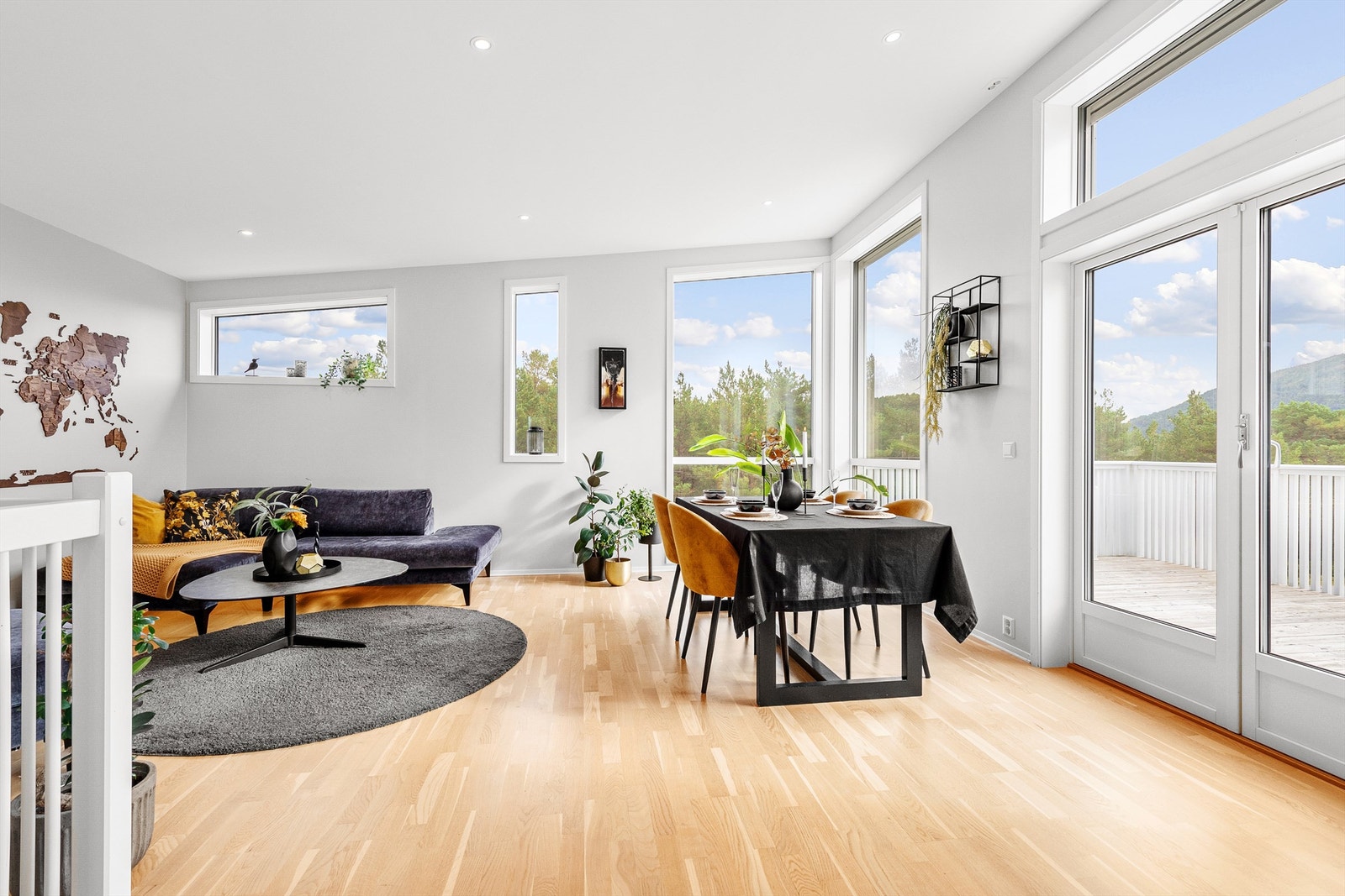 Det er god takhøyde og gode lysforhold fra store vindusflater Galleribilde