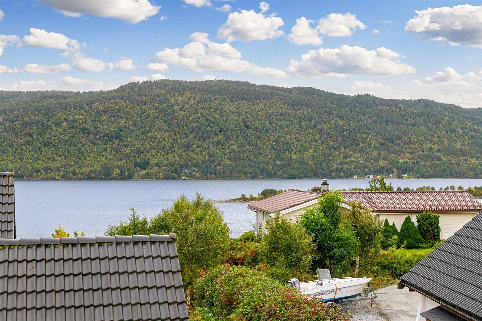 Fra sydvendt balkong i 2. etasje er det flott utsikt mot Ellingsøyfjorden Galleribilde