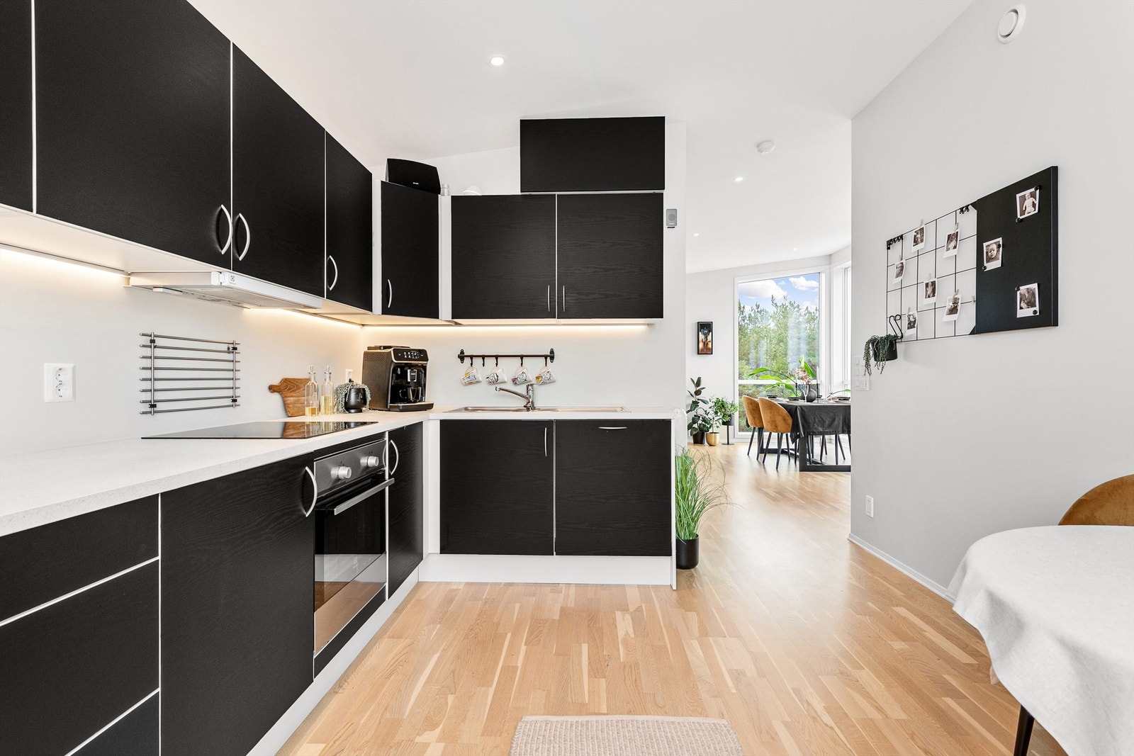 Kjøkkenet har integrert stekeovn, platetopp, oppvaskmaskin og kjøleskap med fryser. Ventilator i overskap med komfyrvakt. Galleribilde