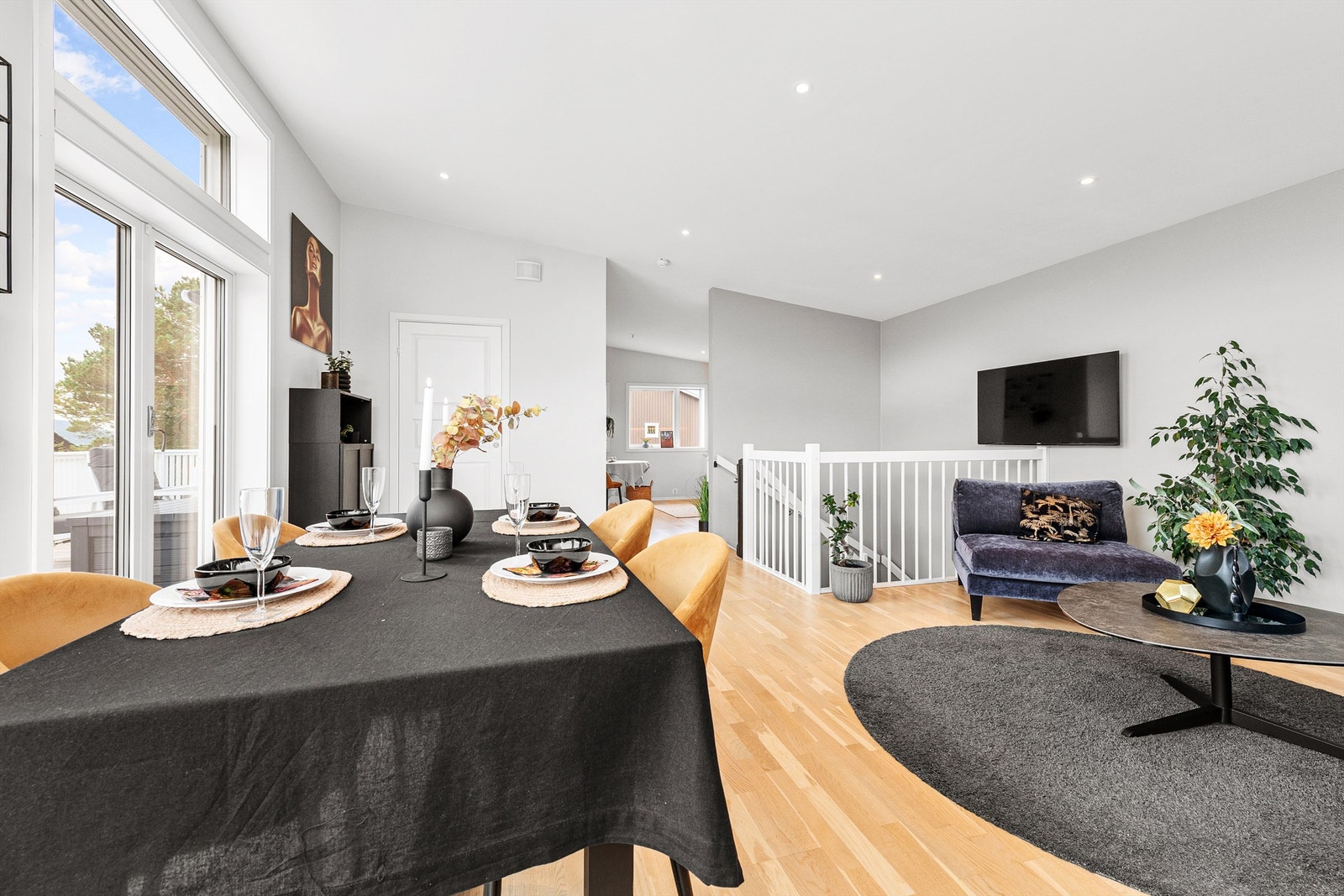 Det er skråhimling og god takhøyde på stuen Galleribilde