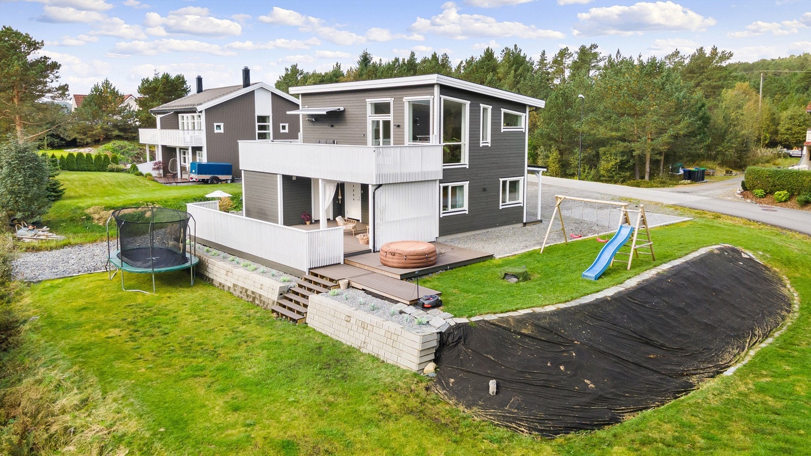 Dronebilde fasade og tomt Galleribilde