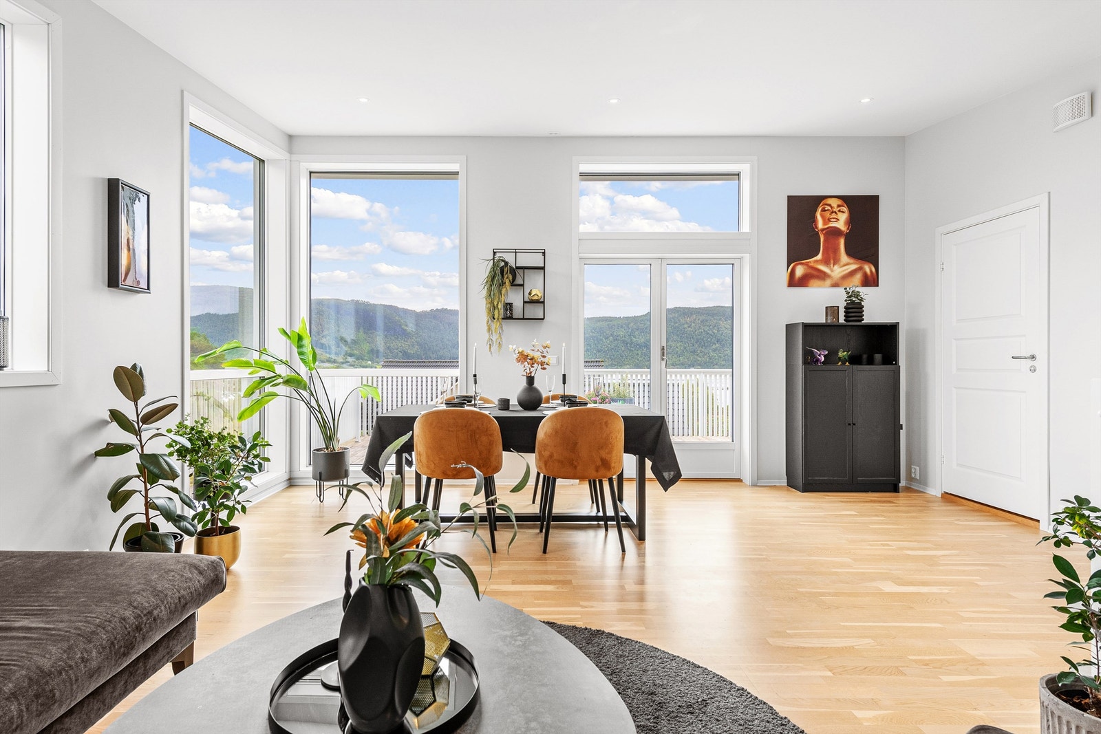 Det er utgang fra stuen til sydvendt balkong med flott utsikt mot Ellingsøyfjorden Galleribilde